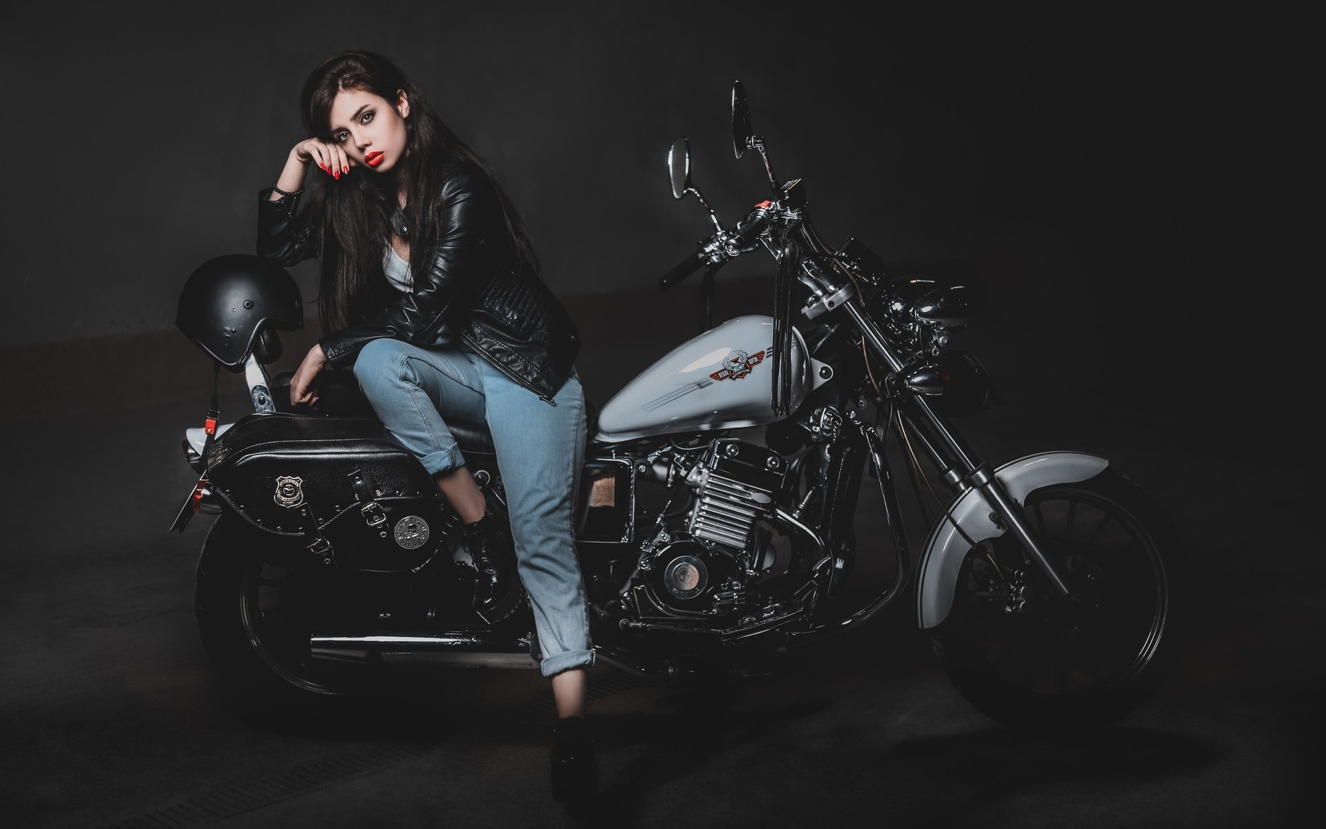 Biker girls: style and drive brings the glow — live moments in St. Petersburg