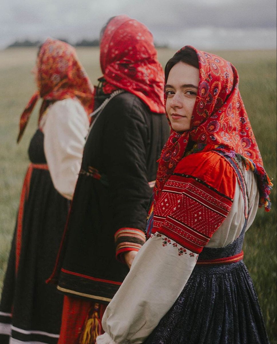 Women in Slavic costumes’s look of the day — catch her live in St. Petersburg