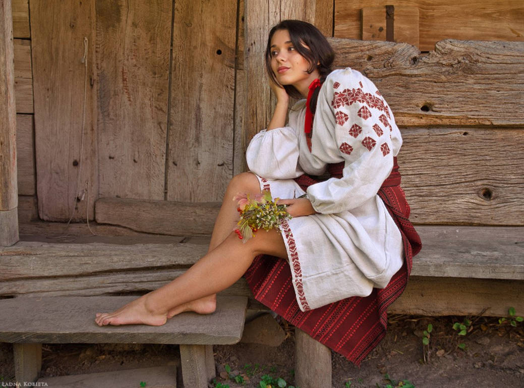 Fresh photos, fresh mood — Women in Slavic costumes online in St. Petersburg