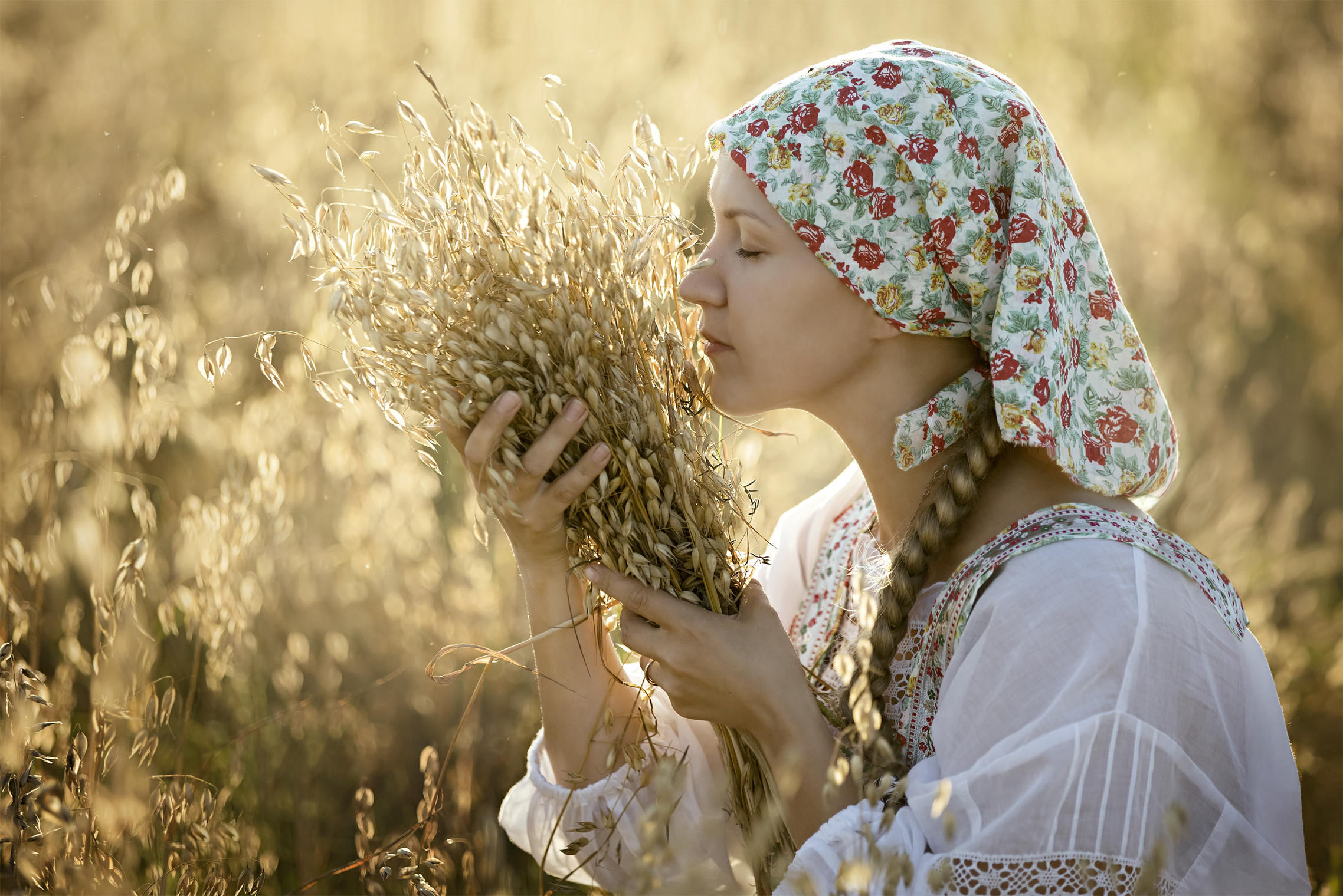Photo Women in Slavic costumes in St. Petersburg